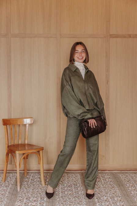 Femme avec une veste kaki. Femme avec une veste kaki.