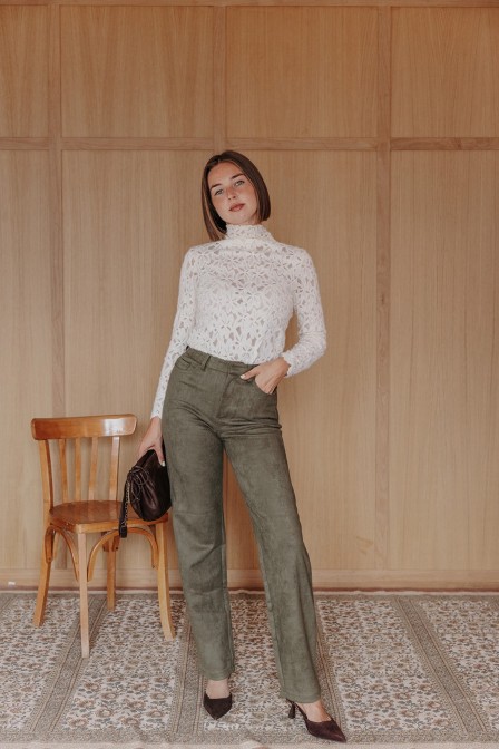 Femme avec un pantalon. Femme avec un pantalon.