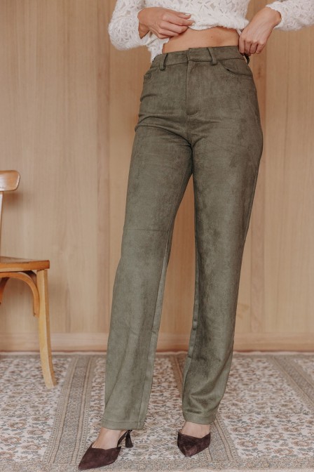 Femme avec un pantalon. Femme avec un pantalon.