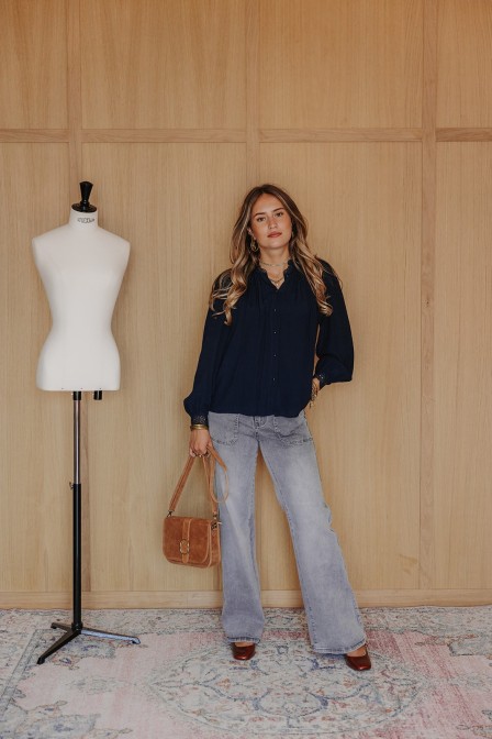 Femme avec une blouse. Femme avec une blouse.