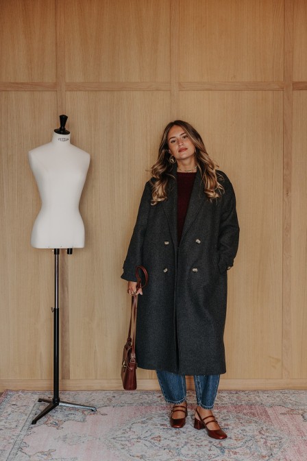 Femme avec un manteau. Femme avec un manteau.