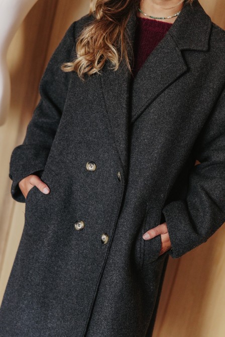 Femme avec un manteau. Femme avec un manteau.