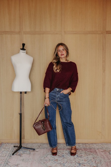 Femme avec un jean barrel. Femme avec un jean barrel.