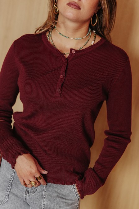 Femme avec un top.