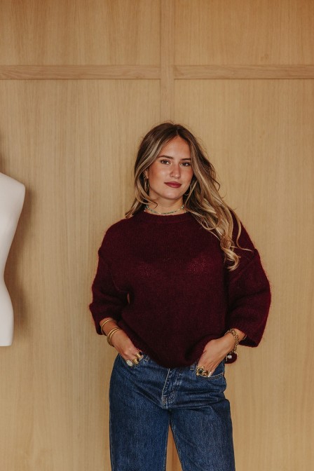 Femme avec un pull. Femme avec un pull.