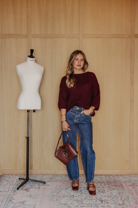 Femme avec un pull. Femme avec un pull.
