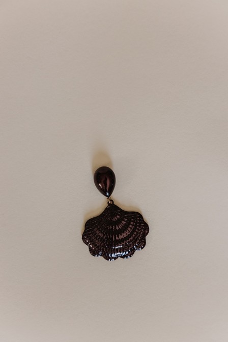 Femme avec des boucles d'oreilles. Femme avec des boucles d'oreilles.