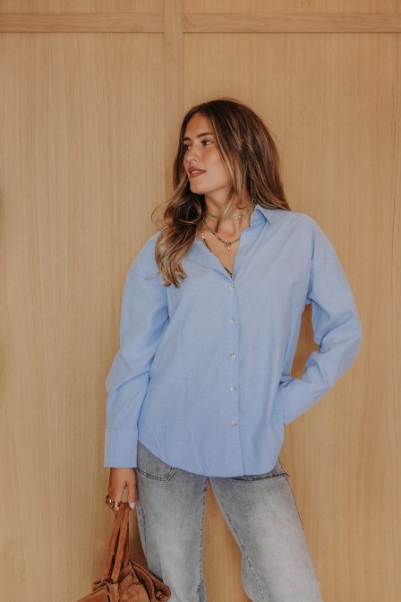 Femme avec une chemise. Femme avec une chemise.