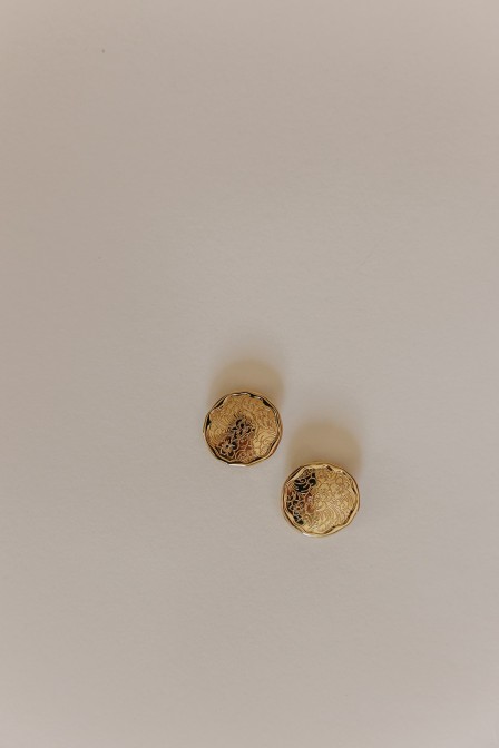 Zoom sur les cache-boutons portés. Zoom sur les cache-boutons portés.