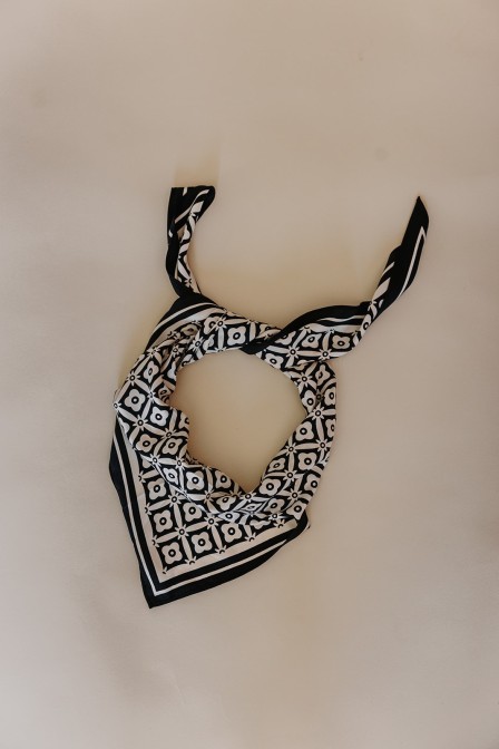 Zoom sur le foulard posé. Zoom sur le foulard posé.