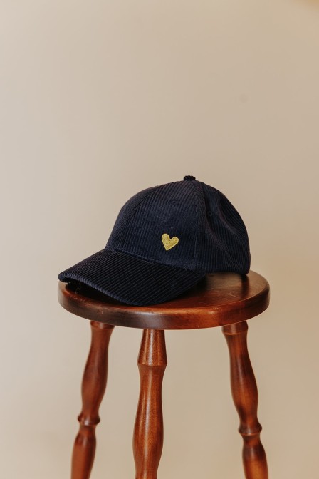 Zoom sur la casquette posée.