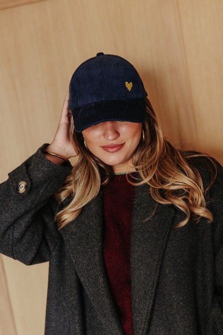 Femme avec une casquette en velours. Femme avec une casquette en velours.
