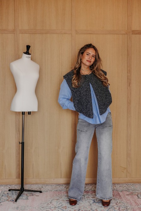 Femme avec une veste sans manches. Femme avec une veste sans manches.