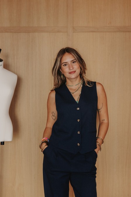 Femme avec un gilet. Femme avec un gilet.
