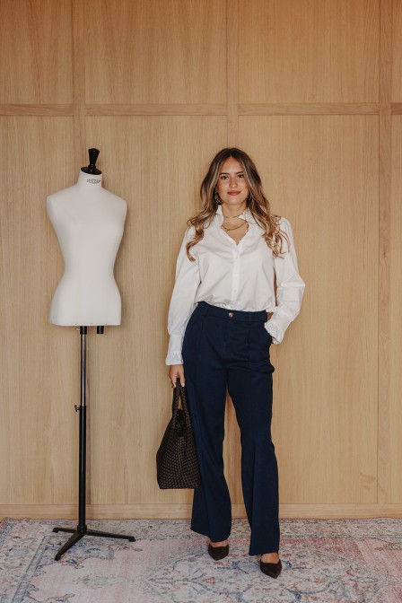 Femme avec un pantalon. Femme avec un pantalon.