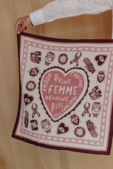 Femme qui tient un foulard. Femme qui tient un foulard.