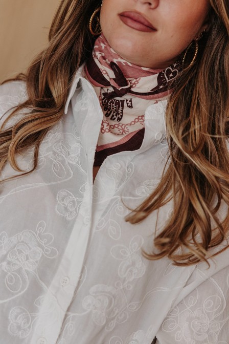 Femme qui tient un foulard. Femme qui tient un foulard.