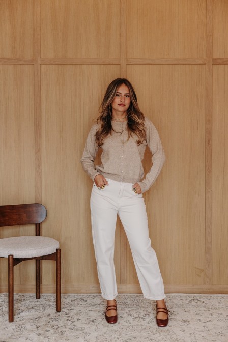 Femme avec un pull.