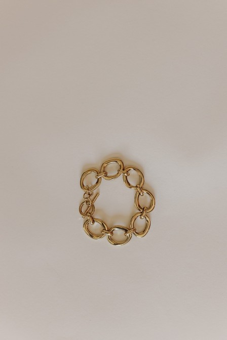 Zoom sur le bracelet posé.