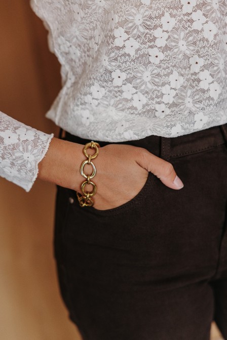 Zoom sur le bracelet posé.