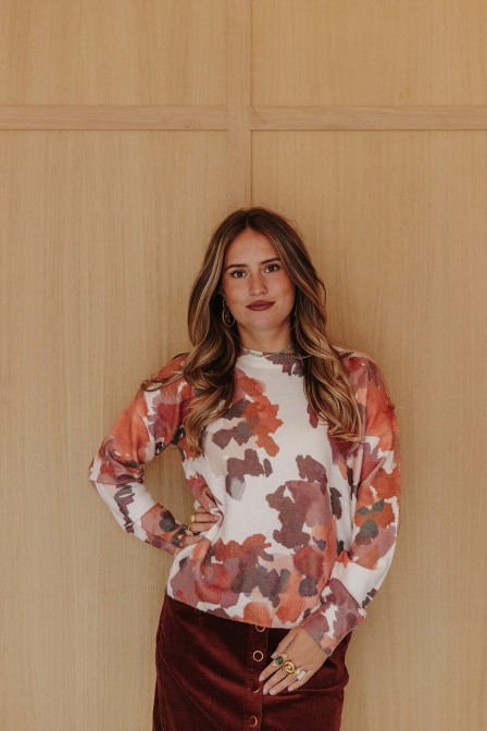 Femme avec un pull. Femme avec un pull.