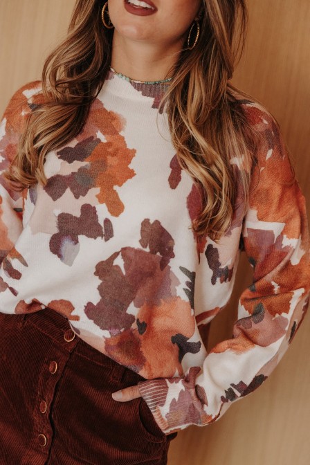 Femme avec un pull. Femme avec un pull.