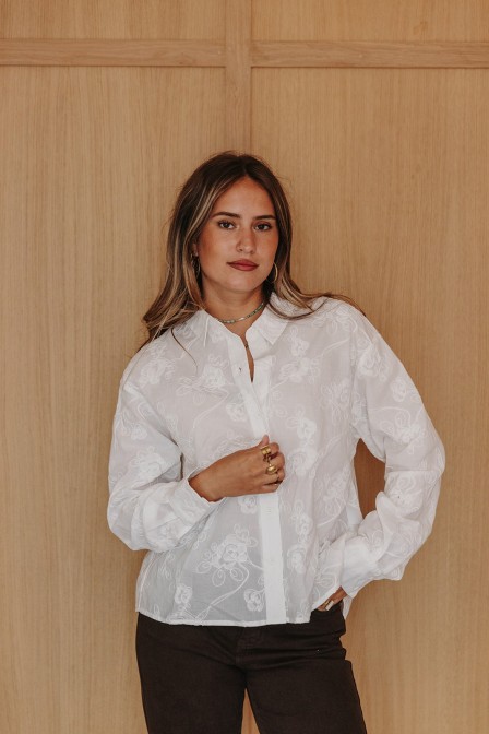 Femme avec une chemise. Femme avec une chemise.