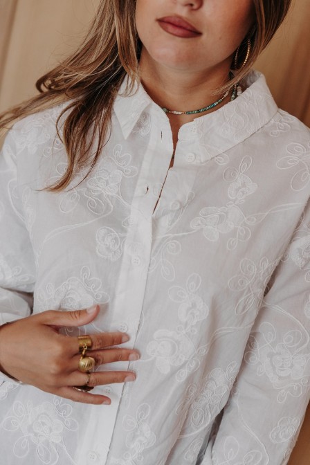 Femme avec une chemise. Femme avec une chemise.