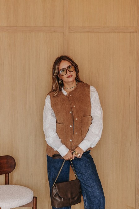Femme avec une veste. Femme avec une veste.