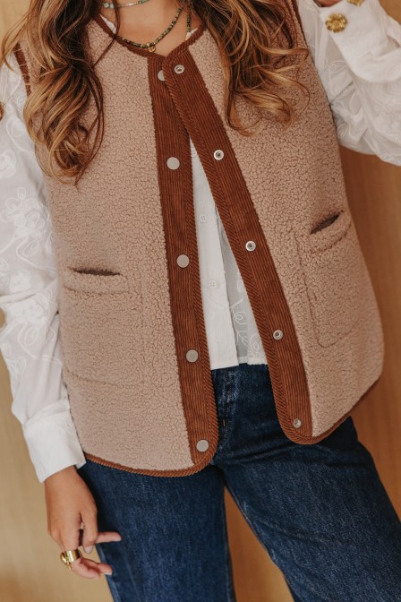 Femme avec une veste. Femme avec une veste.