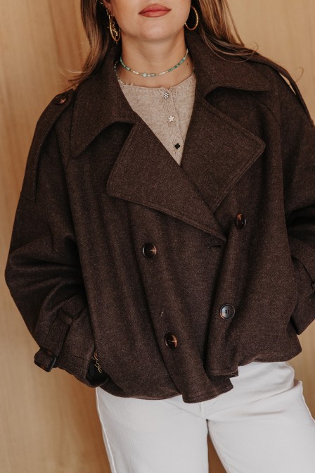 Femme avec un manteau. Femme avec un manteau.
