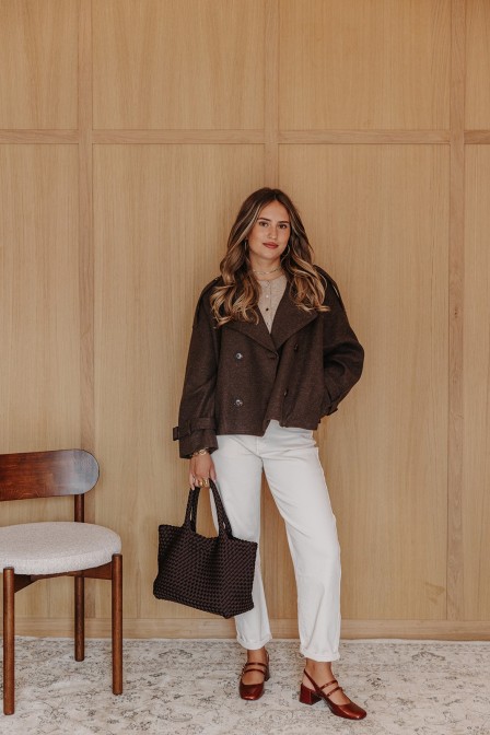 Femme avec un manteau. Femme avec un manteau.