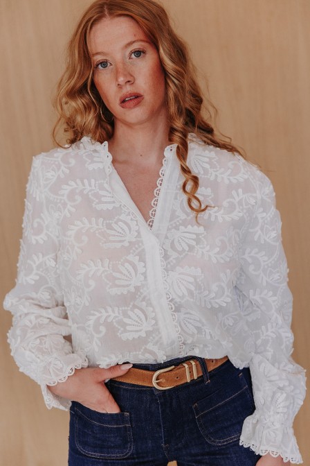 Femme avec une chemise. Femme avec une chemise.