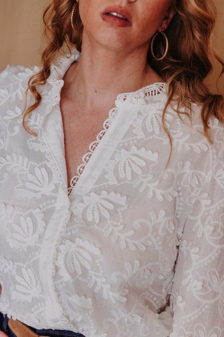 Femme avec une chemise. Femme avec une chemise.