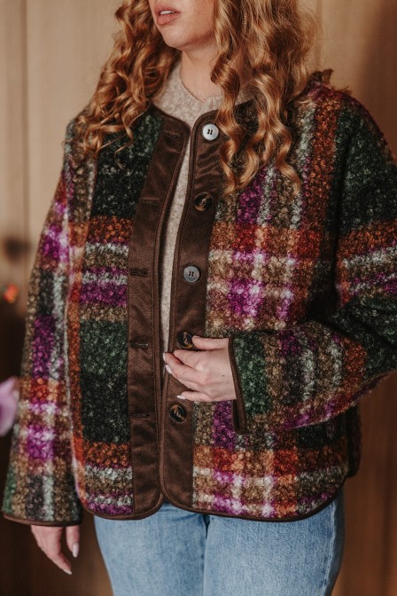 Femme avec une veste.