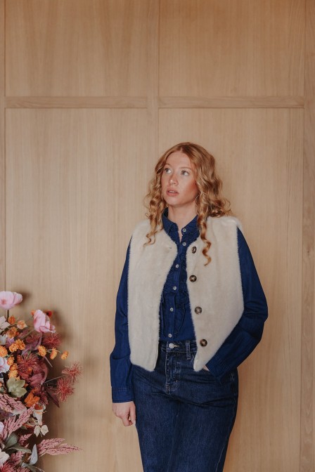 Femme avec un gilet sans manches. Femme avec un gilet sans manches.