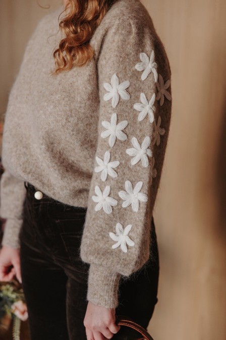 Femme avec un pull. Femme avec un pull.