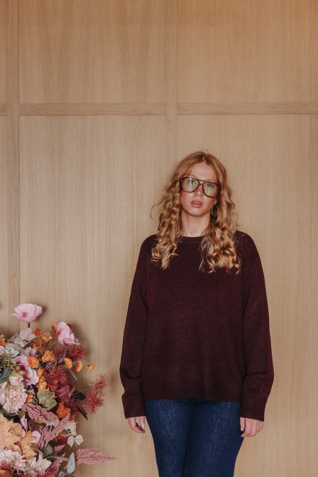 Femme avec un pull. Femme avec un pull.