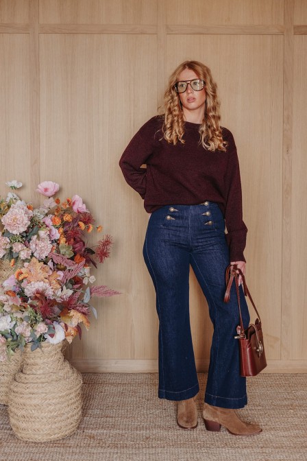 Femme avec un pull. Femme avec un pull.