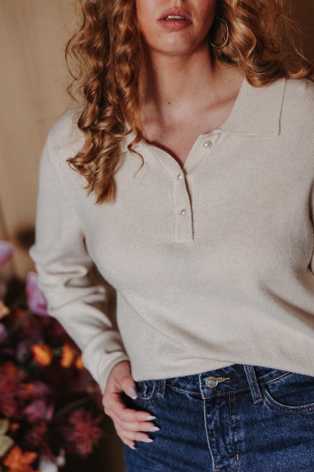 Femme avec un pull. Femme avec un pull.