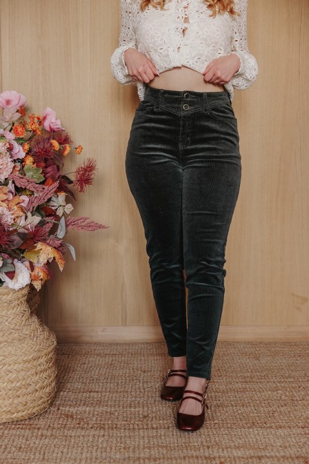 Femme avec un pantalon. Femme avec un pantalon.