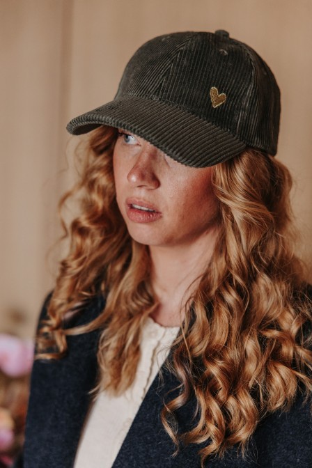 Zoom sur la casquette portée. Zoom sur la casquette portée.