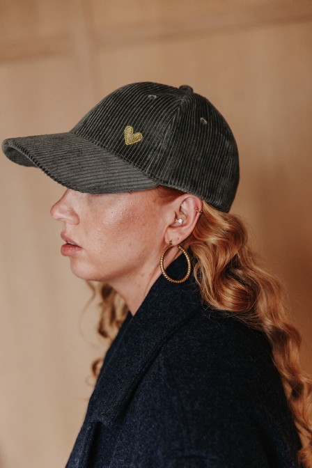 Zoom sur la casquette portée. Zoom sur la casquette portée.