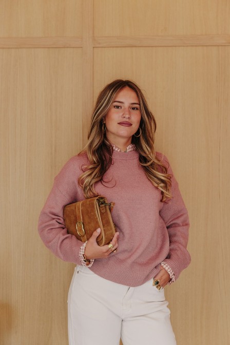 Femme avec un pull. Femme avec un pull.