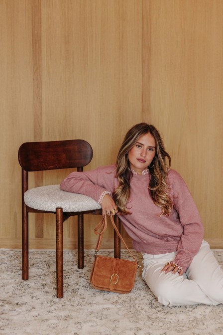 Femme avec un pull. Femme avec un pull.