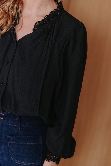 Femme avec une blouse. Femme avec une blouse.