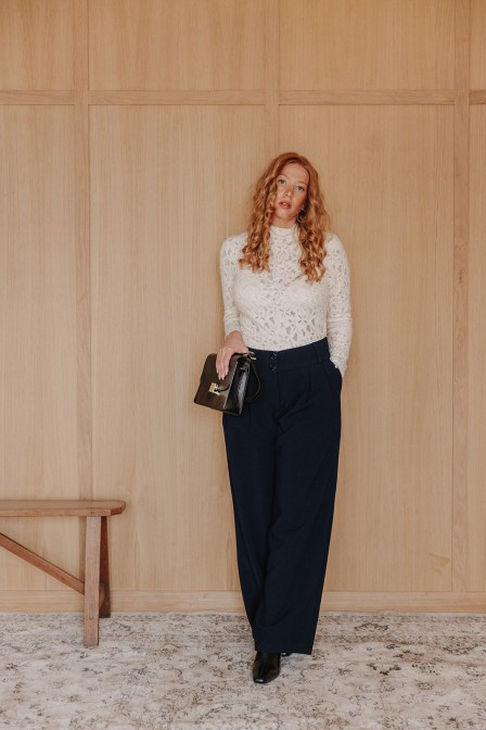 Femme avec un pantalon. Femme avec un pantalon.