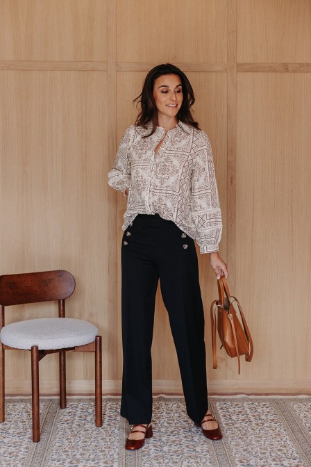 Femme avec un pantalon. Femme avec un pantalon.
