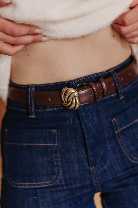Zoom sur la ceinture posée. Zoom sur la ceinture posée.