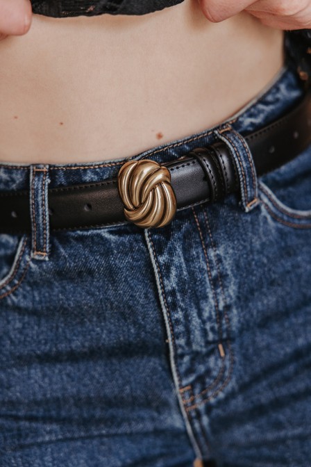 Zoom sur la ceinture posée. Zoom sur la ceinture posée.